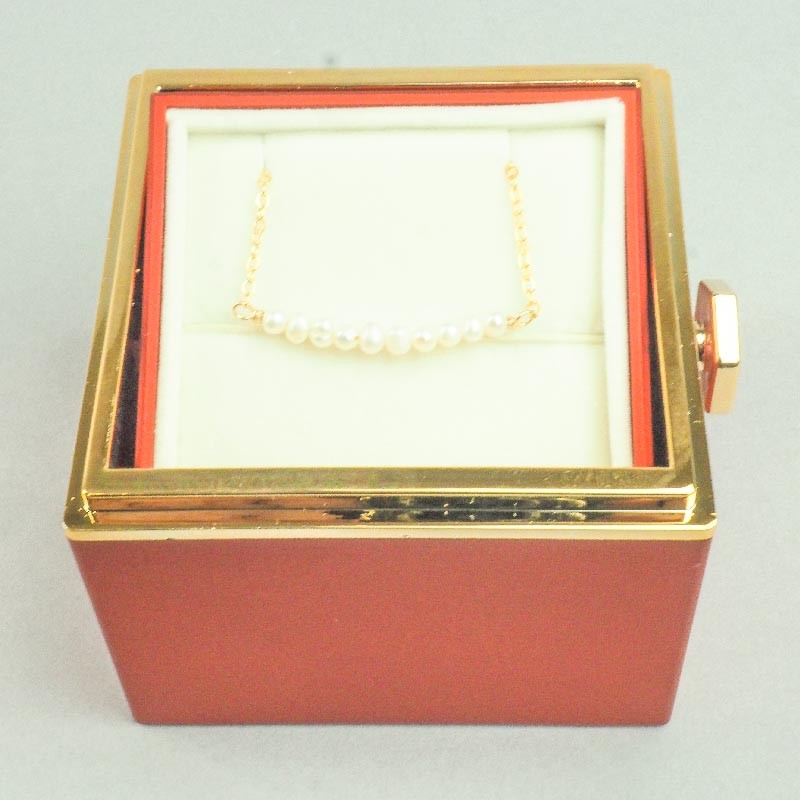 boite à bijoux rose stabilisée coté bracelet