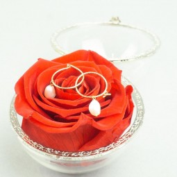 Rose stabilisé et boucle d'oreille dans un écrin de verre