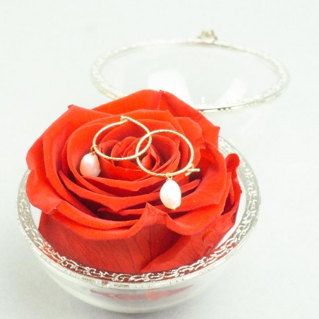 Rose stabilisé et boucle d'oreille dans un écrin de verre