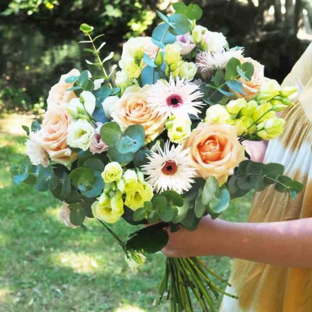 Bouquet champêtre composé de roses, lisianthus, gerberas et eucalyptus
