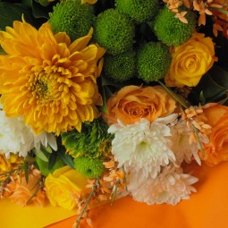 bouquet orange de la femme