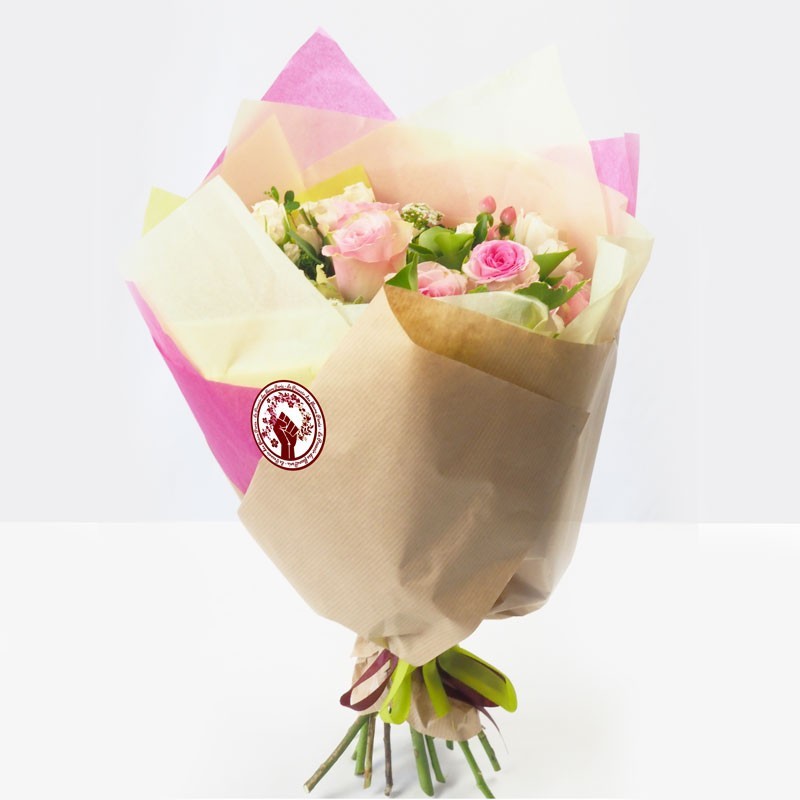 Trois variétés de roses et spirée bouquet emballé