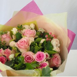 Trois variétés de roses et spirée