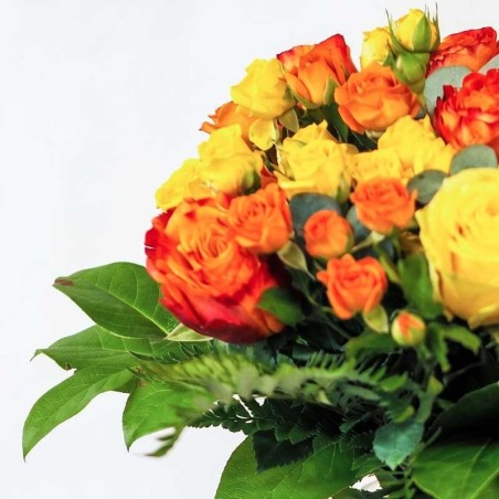 Bouquet mélange de roses jaunes et oranges