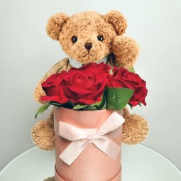 Ourson dans sa boite à chapeau avec 5 roses tissus rouge
