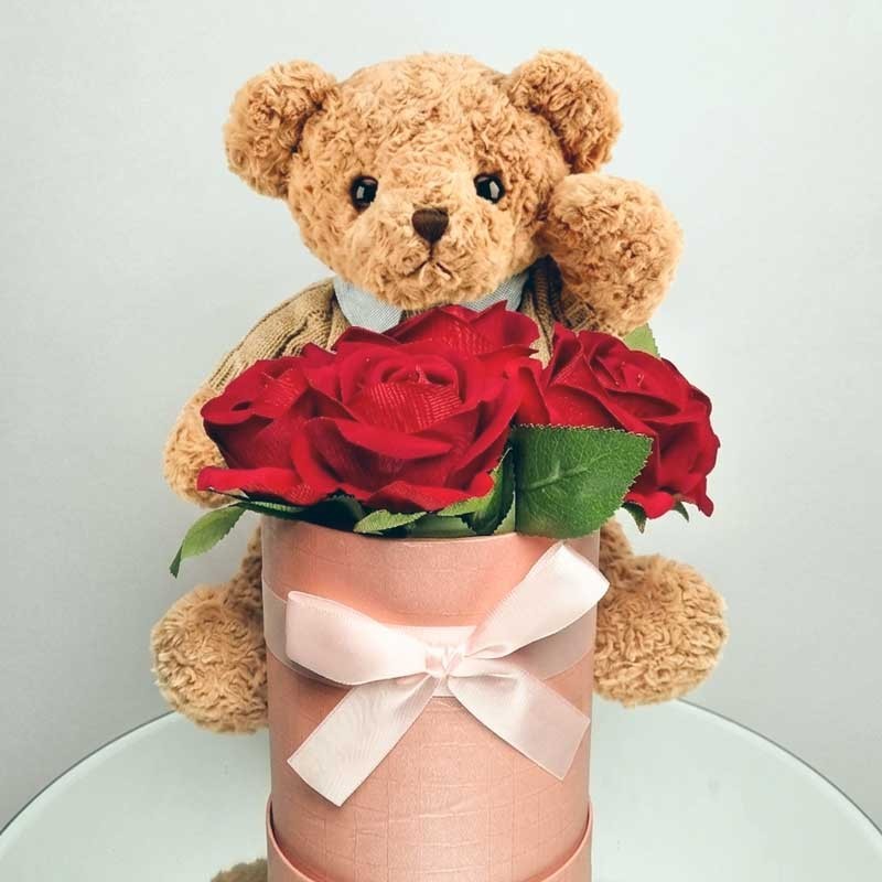 Ourson dans sa boite à chapeau avec 5 roses tissus rouge