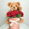 Ourson dans sa boite à chapeau avec 5 roses tissus rouge