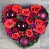Cœur de roses et boules de Noël