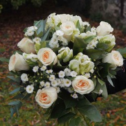 bouquet de rose et tulipes au jardin