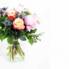 Bouquet composé de rose, pivoine et chardon.