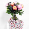 Bouquet de roses, pivoines, chardons et de son foulard offert