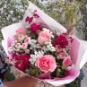 bouquet rose composé de giroflée, mimi eden, astilbe blanc, rose porcelaine