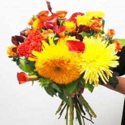 le bouquet d'automne tenu à  la main