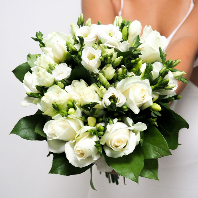 bouquet rond classique de mariée, composé de fleurs blanches