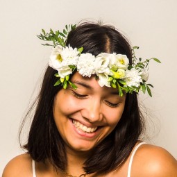 Mariée avec une couronne de fleurs composée de roses, lisianthus et freesia