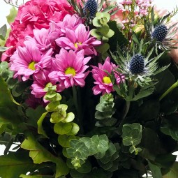 bouquet champêtre composé de fleurs de saison, gros plans sur quelques fleurs