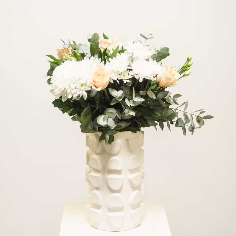 Bouquet de fleurs à dominante blanche, composé de déco, de rose, d'anastacia et d'eucaluptus poudré