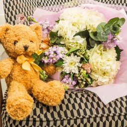 ourson et bouquet pour une naissance