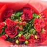 Bouquet de noël roses rouge et millepertuis