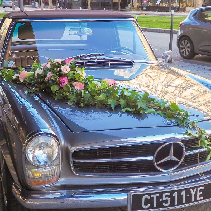 décoration florale de voiture calas lierre et roses