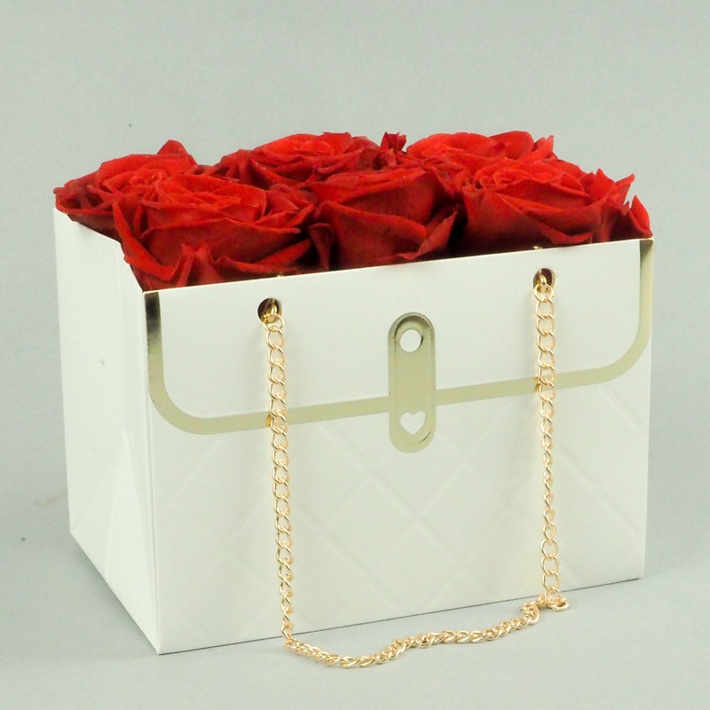 6 roses stabilisées dans un sac inspiré d'un grand couturier
