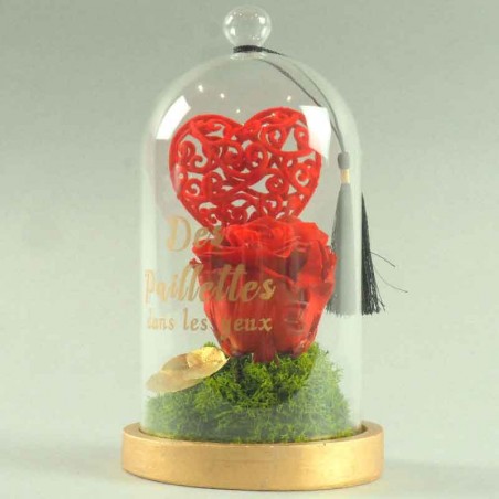 Rose éternelle au cœur rouge, des paillettes dans les yeux.